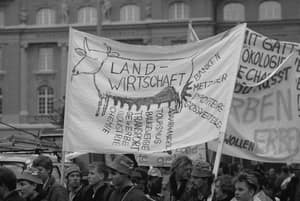 Manifestation de paysan·nes du 1er décembre 1992 sur la place Fédérale, à Berne, contre le Développement du libre-échange. ETH LIBRARY ZURICH-ARCHIVES