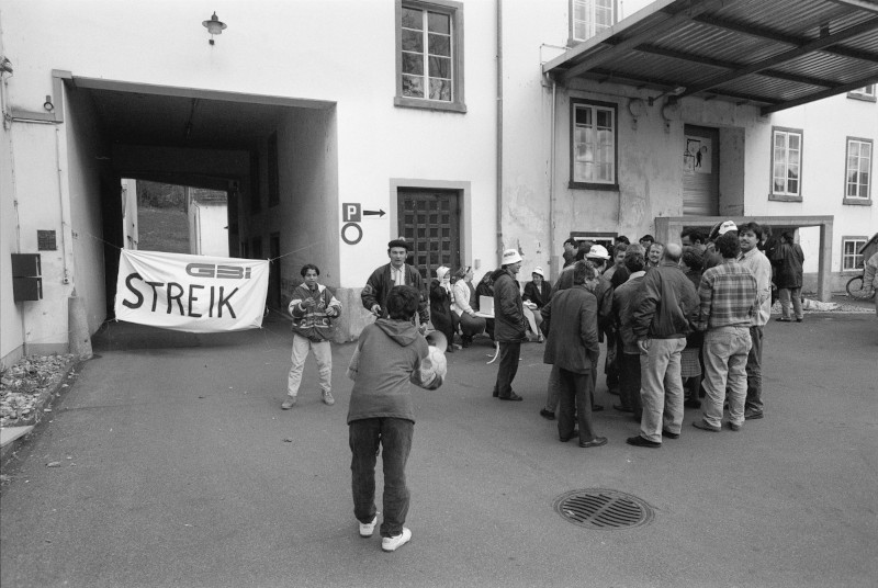 Grève à la filature Bühler à Kollbrunn (Zurich) en 1994. À partir de 1975, les luttes défensives se multiplient localement, mais peinent à trouver un relai national. ETH Library Zurich, Image Archive / Com_L43-0172-0100-0004.
